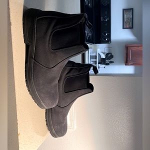 Eddie Bauer size 12R slip on barn boots set in black